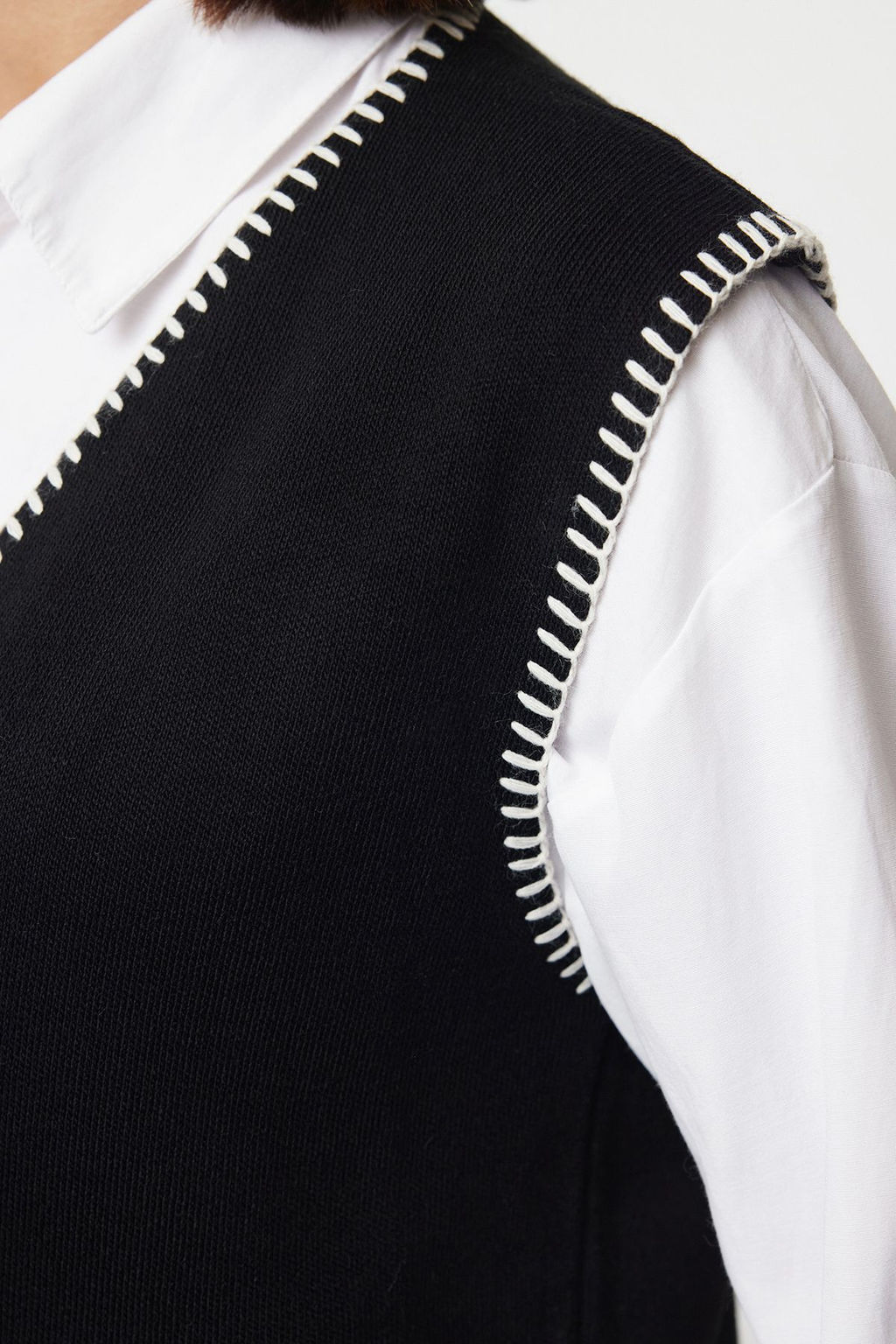 Trendyolmilla Siyah Regular V Yaka Renk Bloklu Yelek TWOAW25YE00025  фото 12