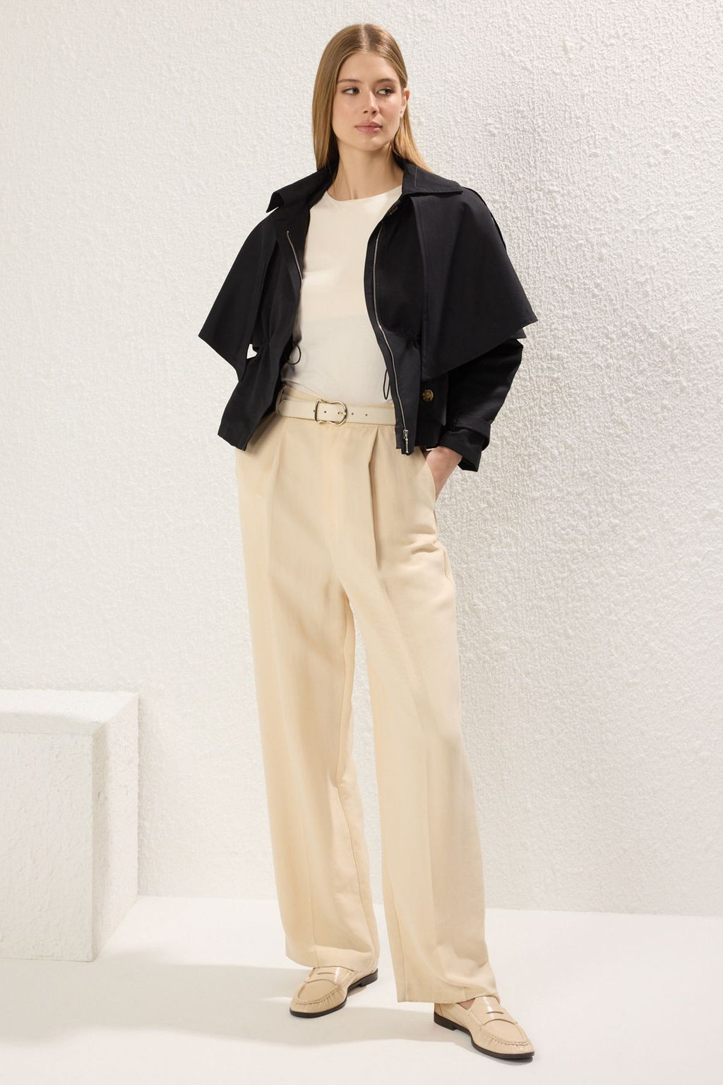 Trendyolmilla Siyah C?kar?labilir Parca Detayl? Beli Lastikli Regular K?sa Trenckot TWOSS25TR00003 фото 2