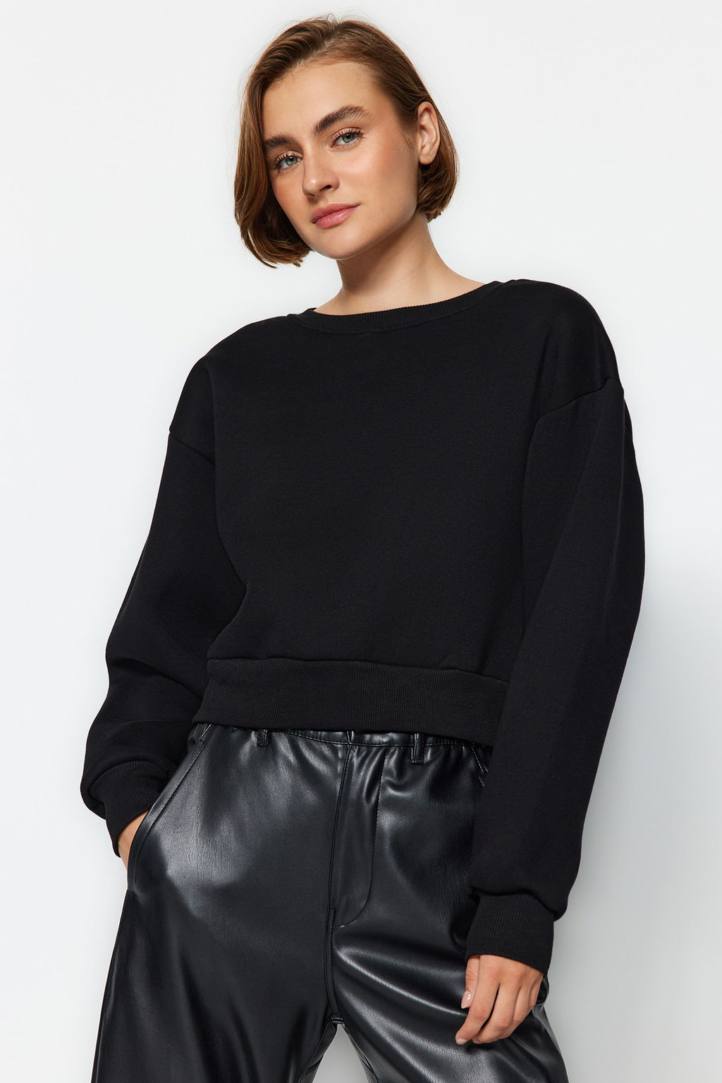 TRENDYOLMILLA Siyah Rahat Kesim Crop Basic Bisiklet Yaka Kal?n Ici polarl? Orme Sweatshirt TWOAW24SW00147  фото 2