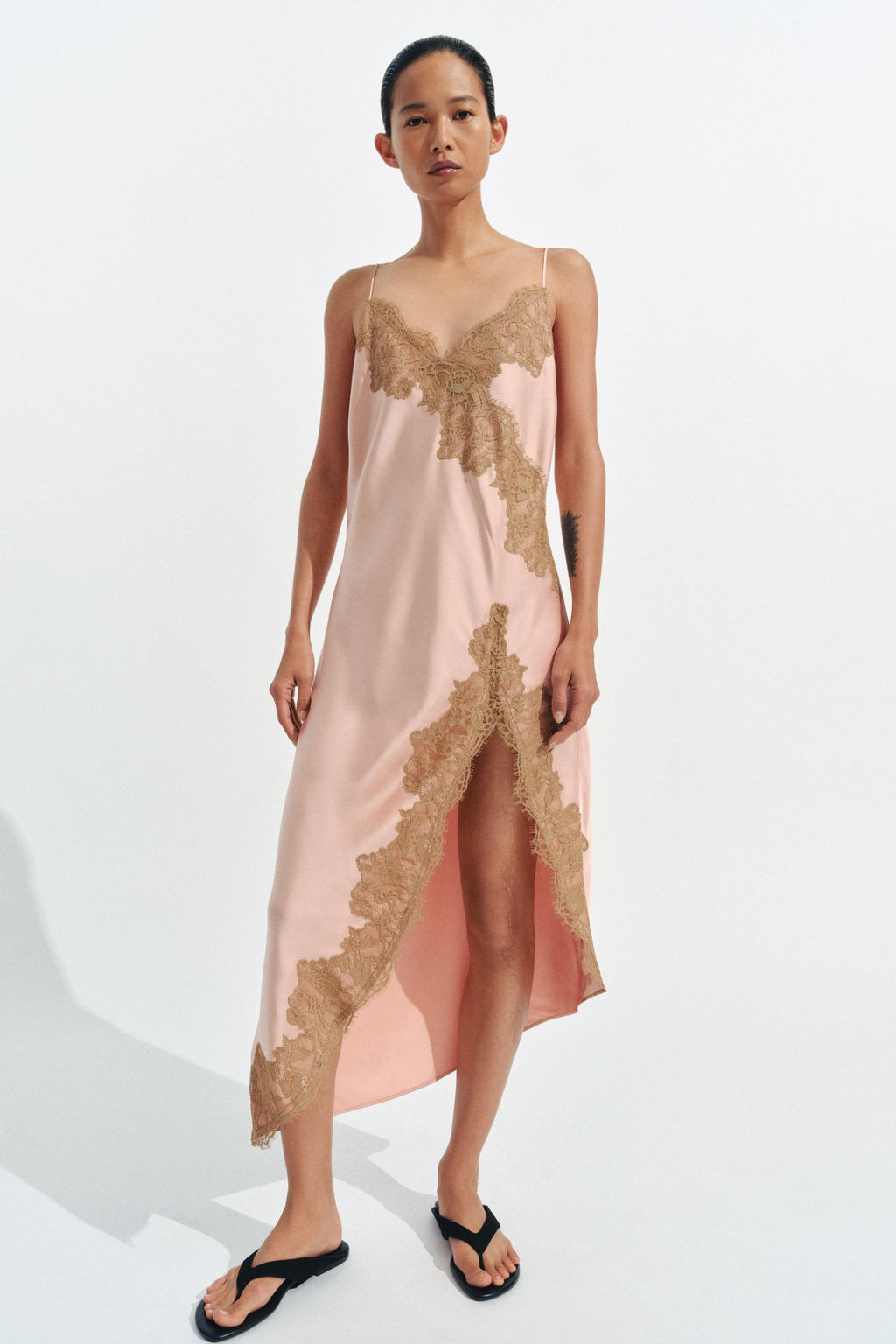 VESTIDO SATINADO ENCAJE ZW COLLECTION / Rosa empolvado - Zara фото 4