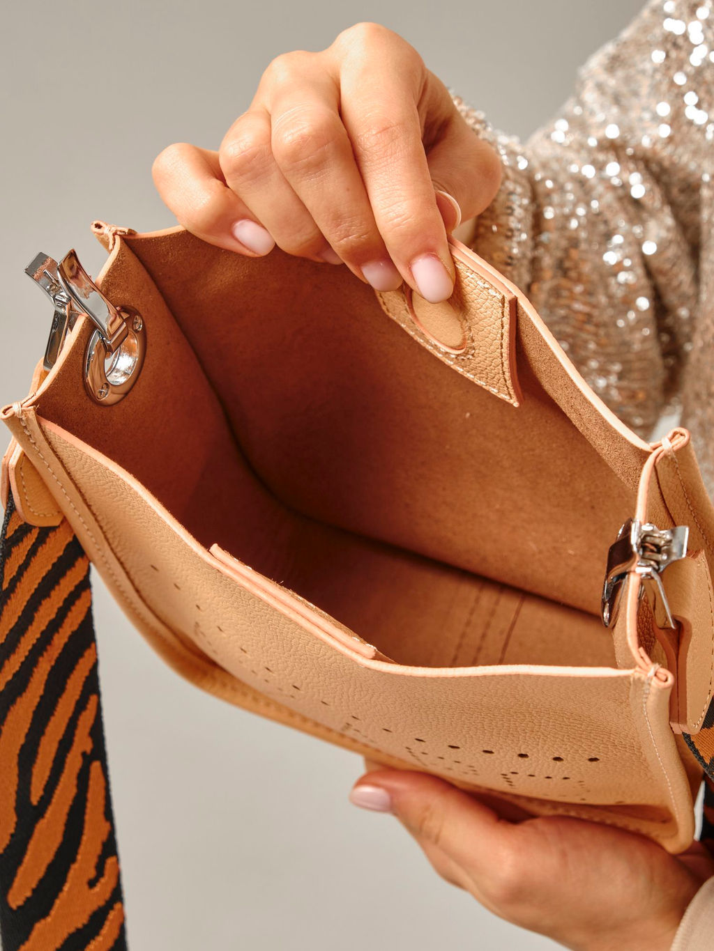 Сумка кожаная на плечо Azaro 30996 персик