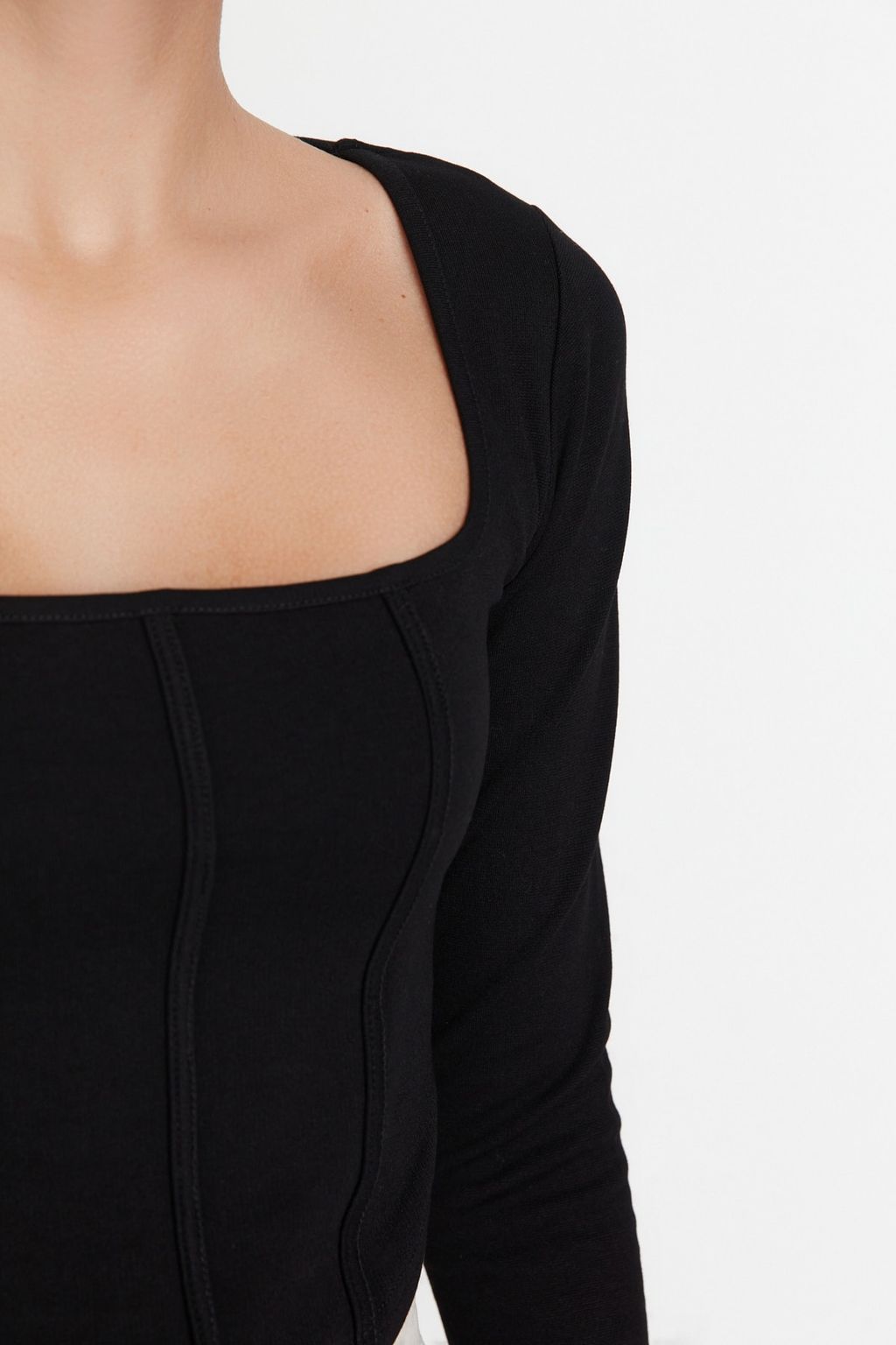 Trendyolmilla Siyah Biye Detayl? Kare Yaka Fitted/Vucuda Oturan Crop Interlok Orme Bluz TWOAW23BZ00151