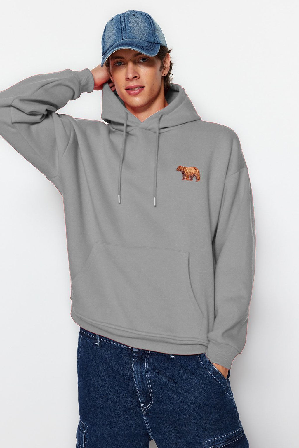 TRENDYOL MAN Gri Oversize/Genis Kesim Kapusonlu Hayvan Nak?sl? Ici Polarl? Sweatshirt TMNAW24SW00097 - Trendyolmilla фото 2
