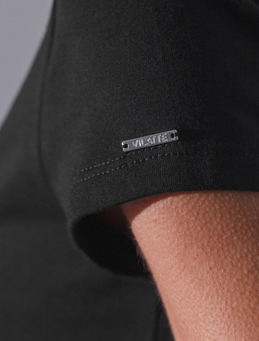 Нарядная футболка с принтом пайетками