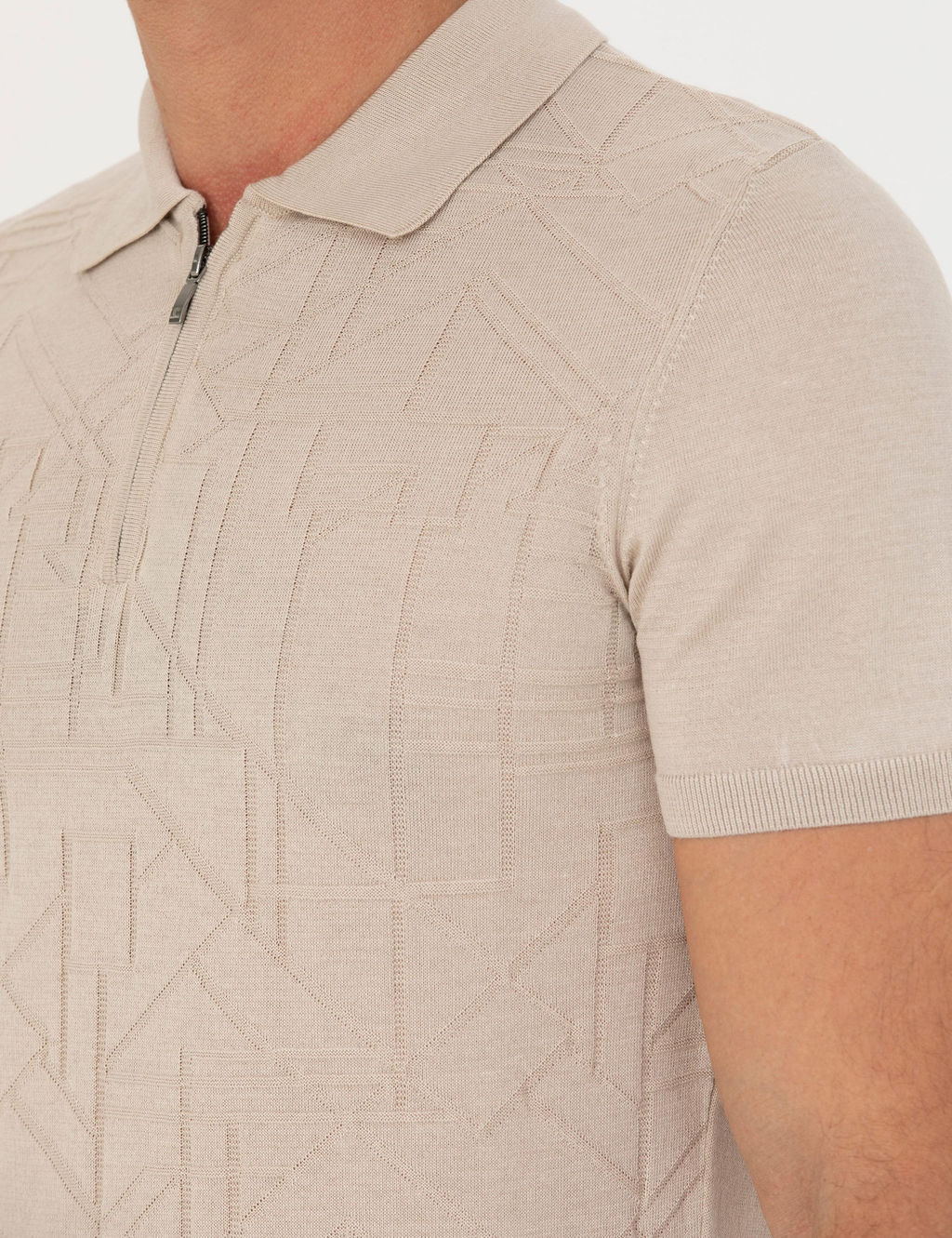 Бежевая приталенная трикотажная футболка с воротником-поло