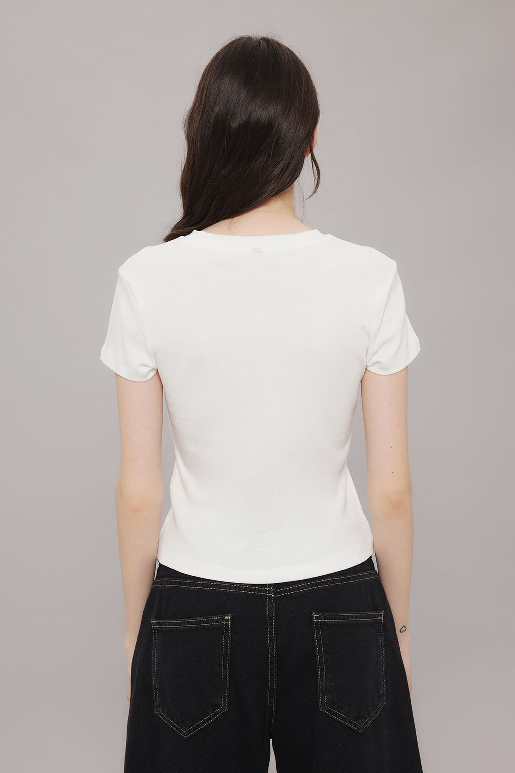 Ekru Kugu Bask?l? Fitted/Vucuda Oturan Orme T-Shirt TWOSS25TS00095