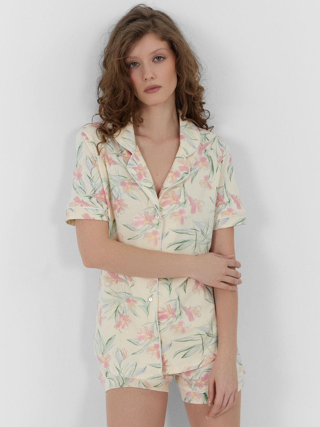 Пижама женская с цветочным принтом лилии на сливочном 592478 - Mark formelle фото 8