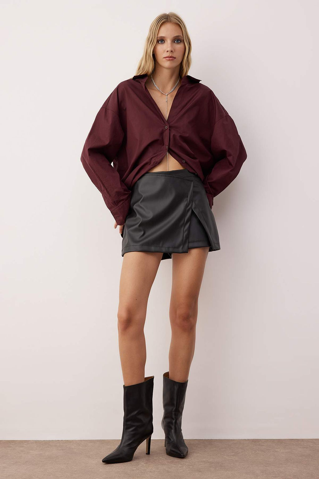 Siyah Suni Deri Mini Sort Etek Sort & Bermuda TWOAW26SR00036