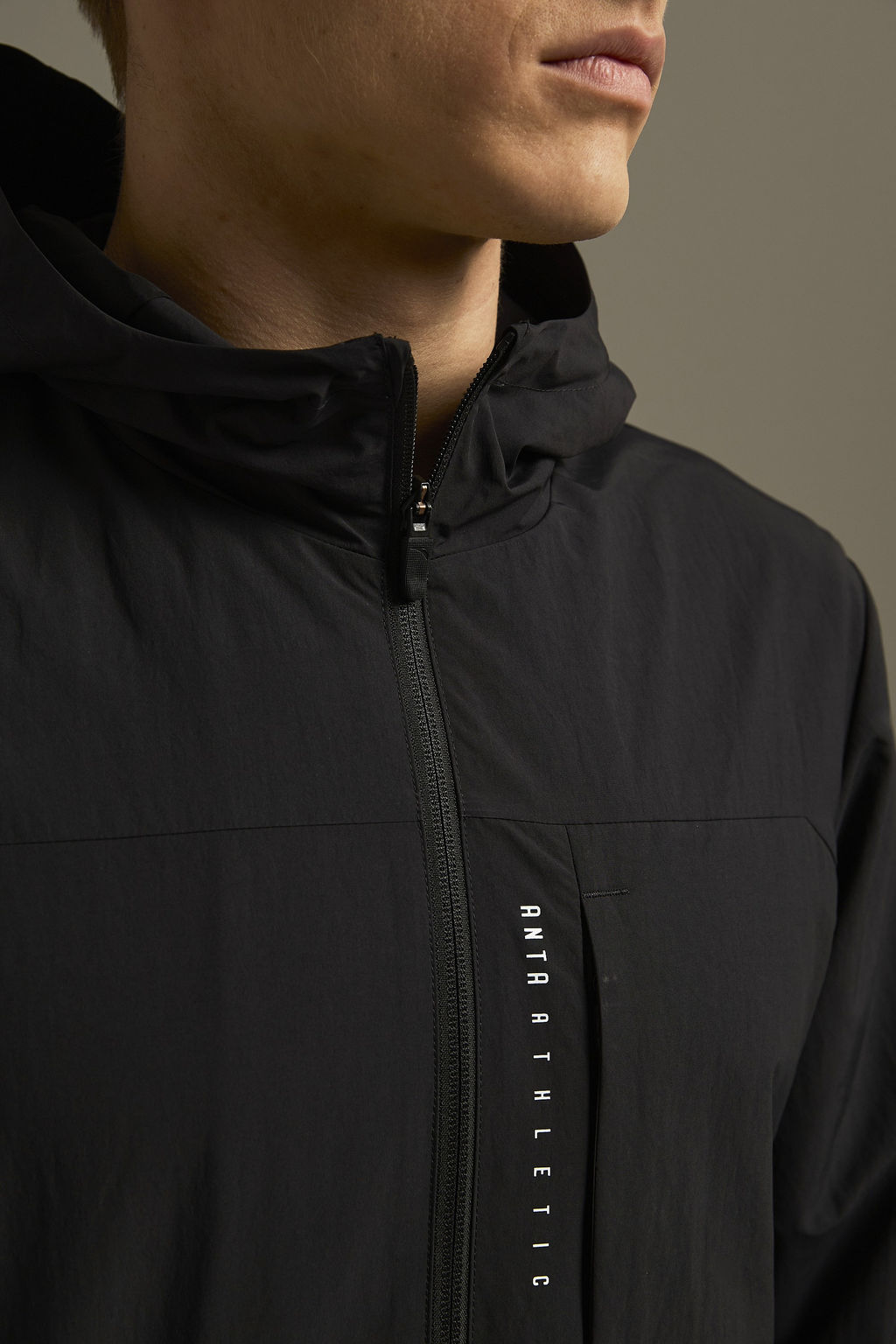 Ветровка Черный TRN ESSENTIAL Woven Track Top - Anta фото 4