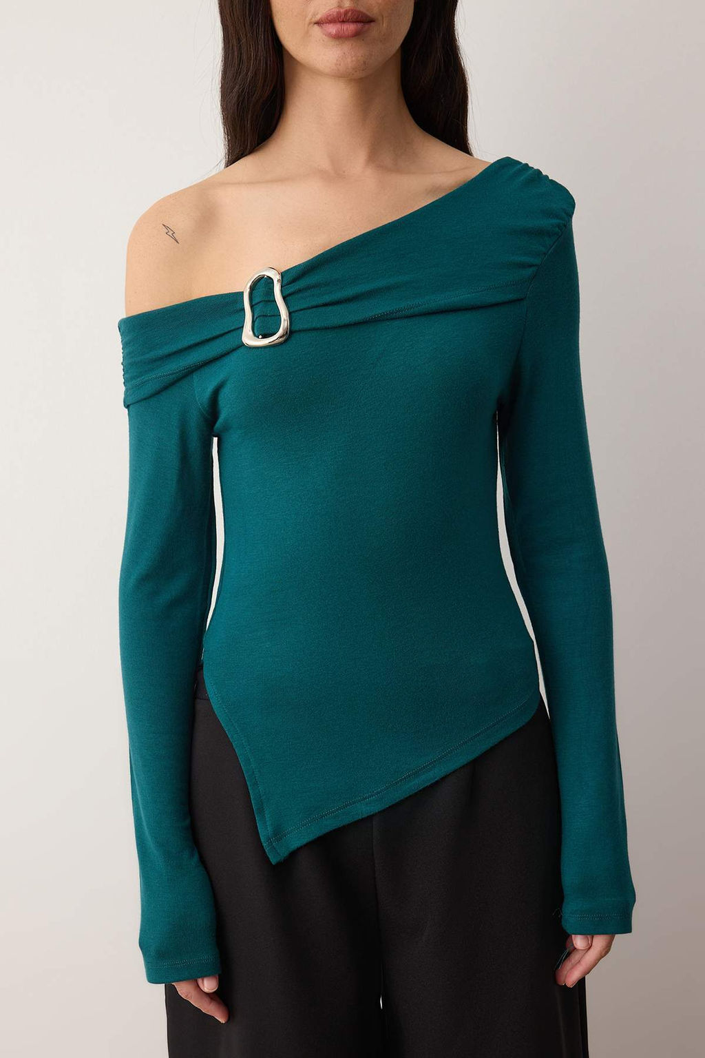 Zumrut Yesili Asimetrik Yaka Aksesuar Detayl? Fitted Ac?k Omuzlu Orme Bluz TWOAW26BZ00121