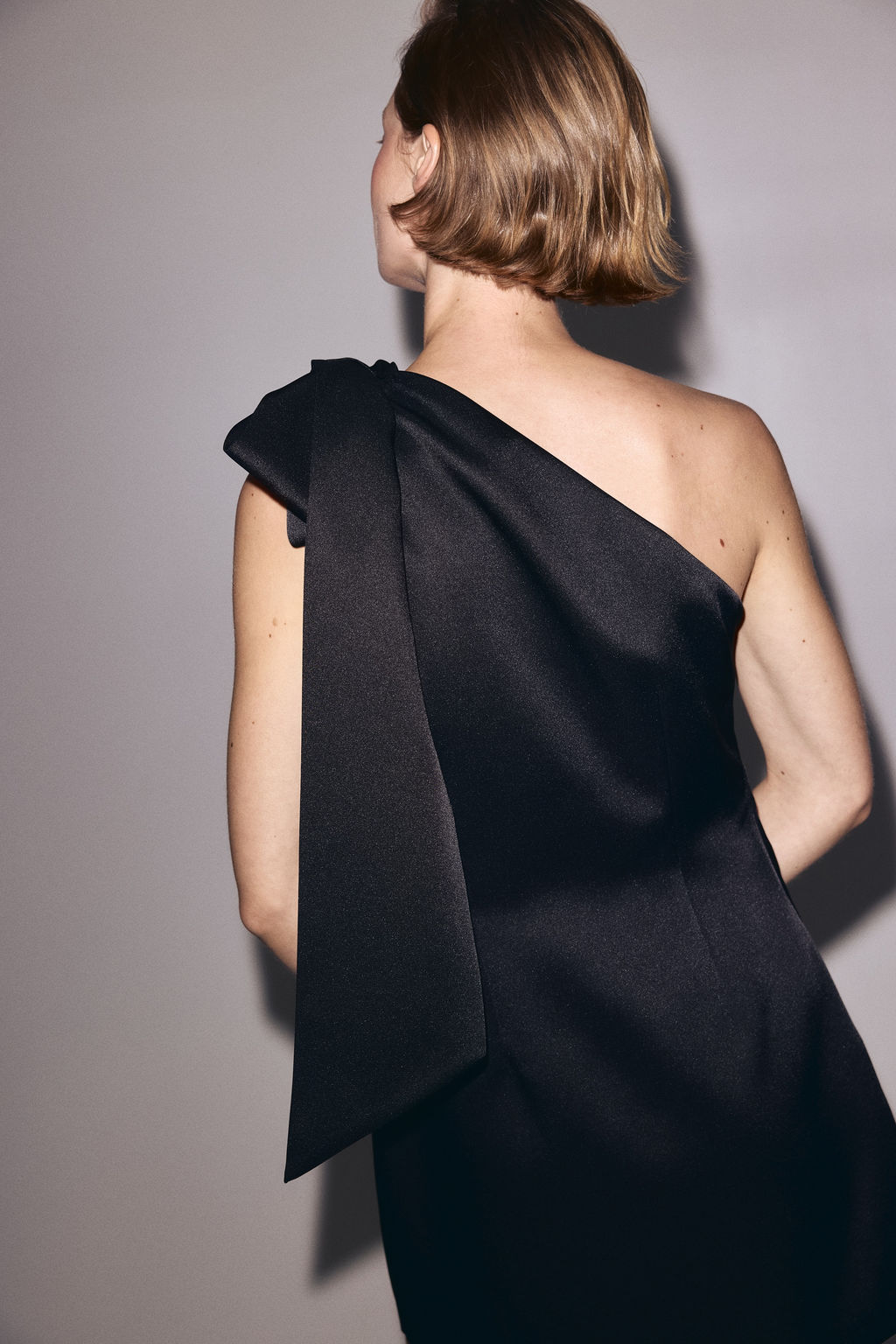 Vestido de un hombro con lazo - H&m фото 6