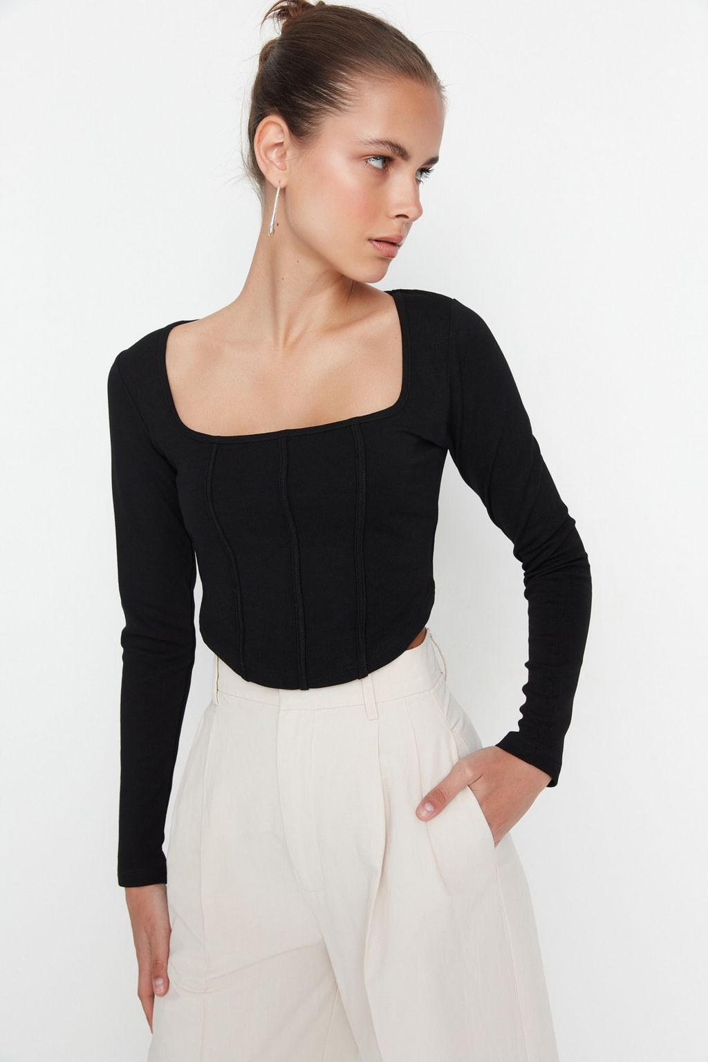 Trendyolmilla Siyah Biye Detayl? Kare Yaka Fitted/Vucuda Oturan Crop Interlok Orme Bluz TWOAW23BZ00151