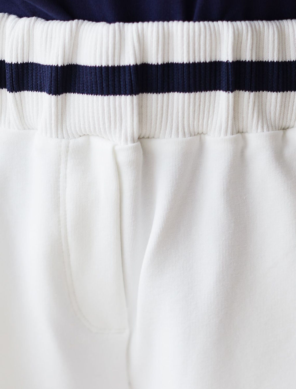 D48.009 Шорты женские белый