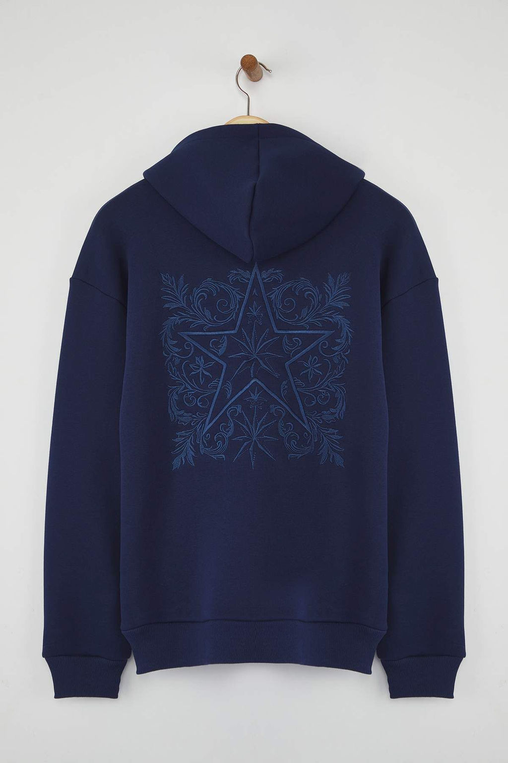 Lacivert Oversize/Genis Kesim S?rt? Nak?s Detayl? Kapusonlu Sweatshirt TMNAW25SW00142