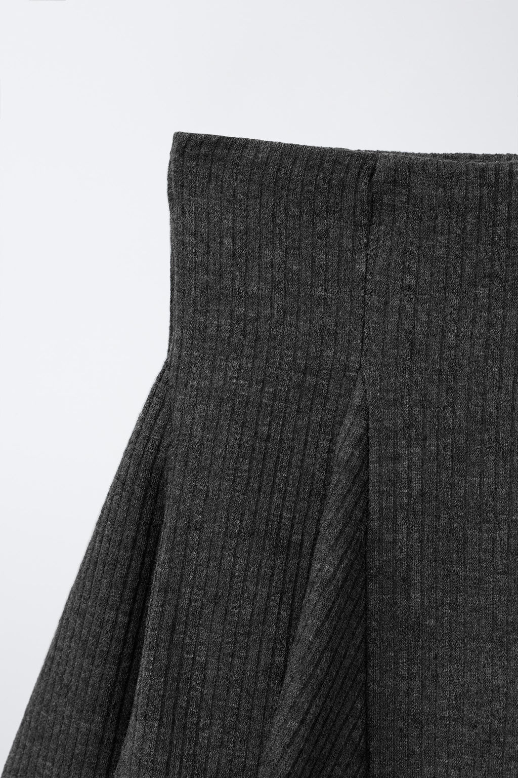 RUFFLED RIBBED BERMUDA SKORT