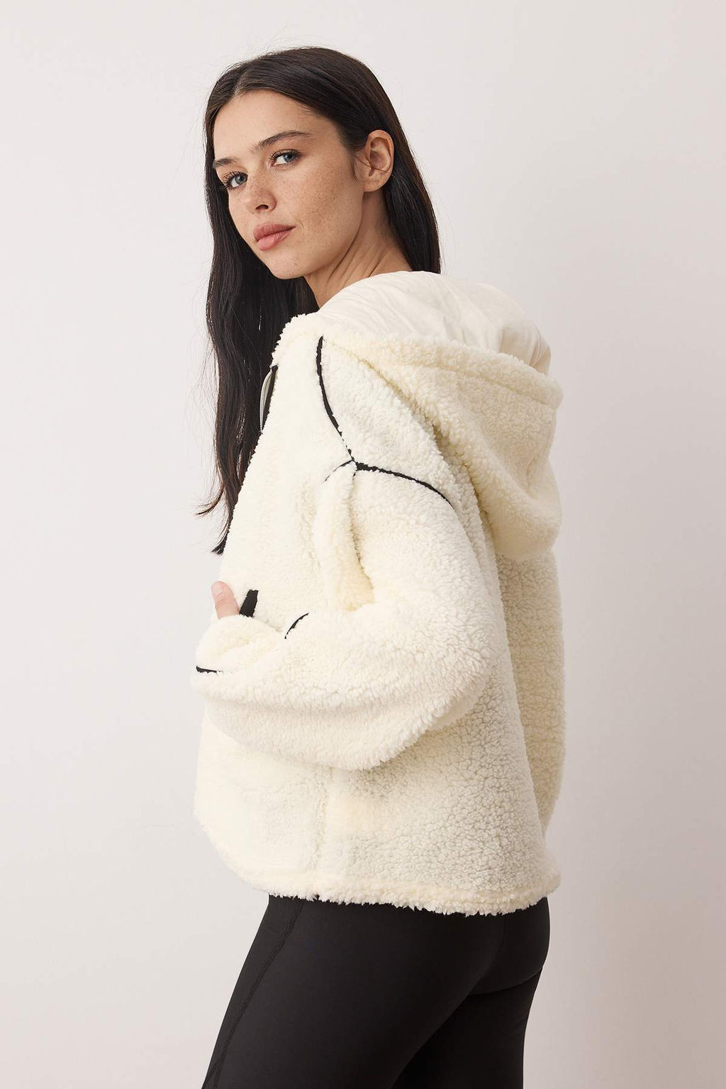 Ekru Biye Detayl? Oversize/Genis Kal?p Pelus Kapusonlu Kal?n Orme Sweatshirt TWOAW26SW00229 - Trendyolmilla фото 4