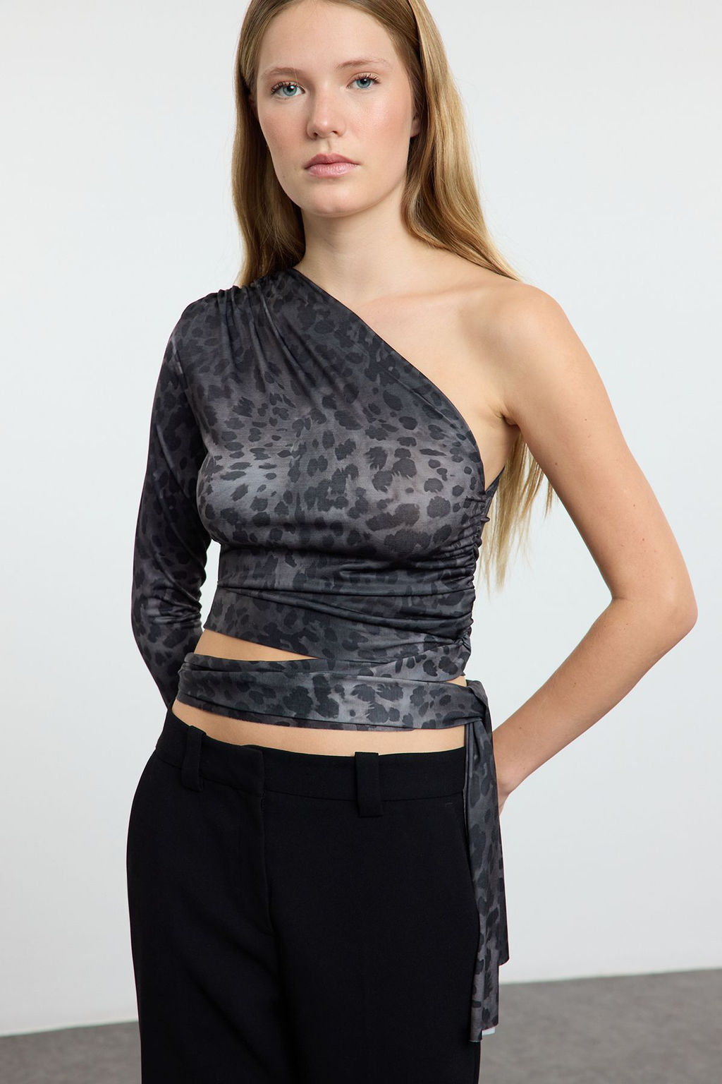 Antrasit Leopar Bask?l? Slim Baglama Detayl? Tek Kol Crop Esnek Orme Bluz TWOAW23BZ00094