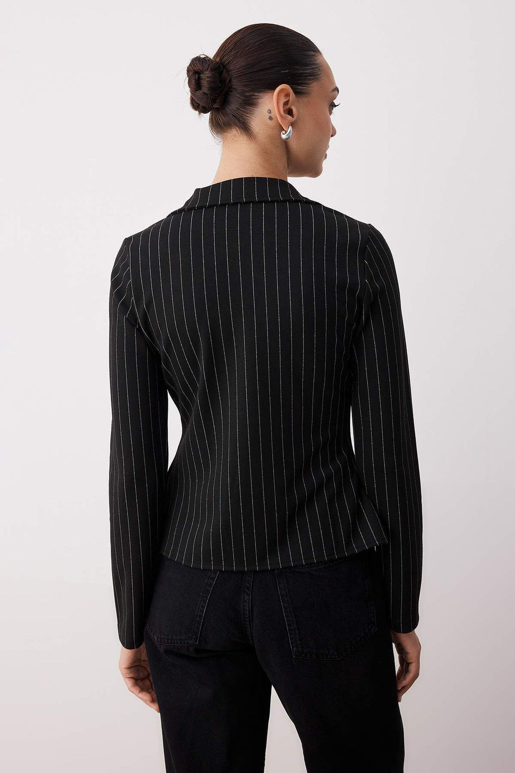 Siyah Cizgili Polo Yaka Agrafl? Ftited/Vucuda Oturan Esnek Orme Bluz TWOAW26BZ00038 - Trendyolmilla фото 4