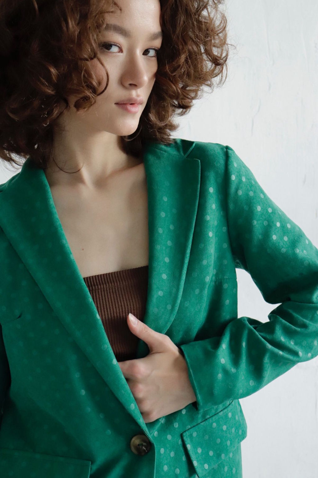 9963 Костюм брючный зелёный в горох - Martichelli фото 30