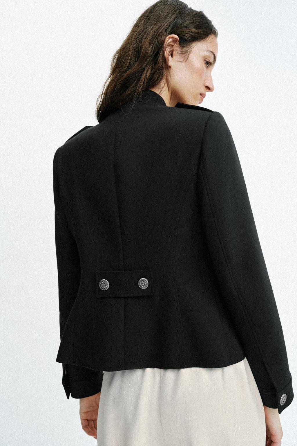 CHAQUETA ENTALLADA BOTONES HOMBRERAS / Negro