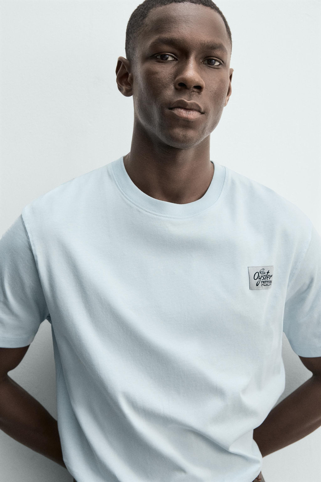 CAMISETA ESTAMPADO CONTRASTE PARCHE / Celeste