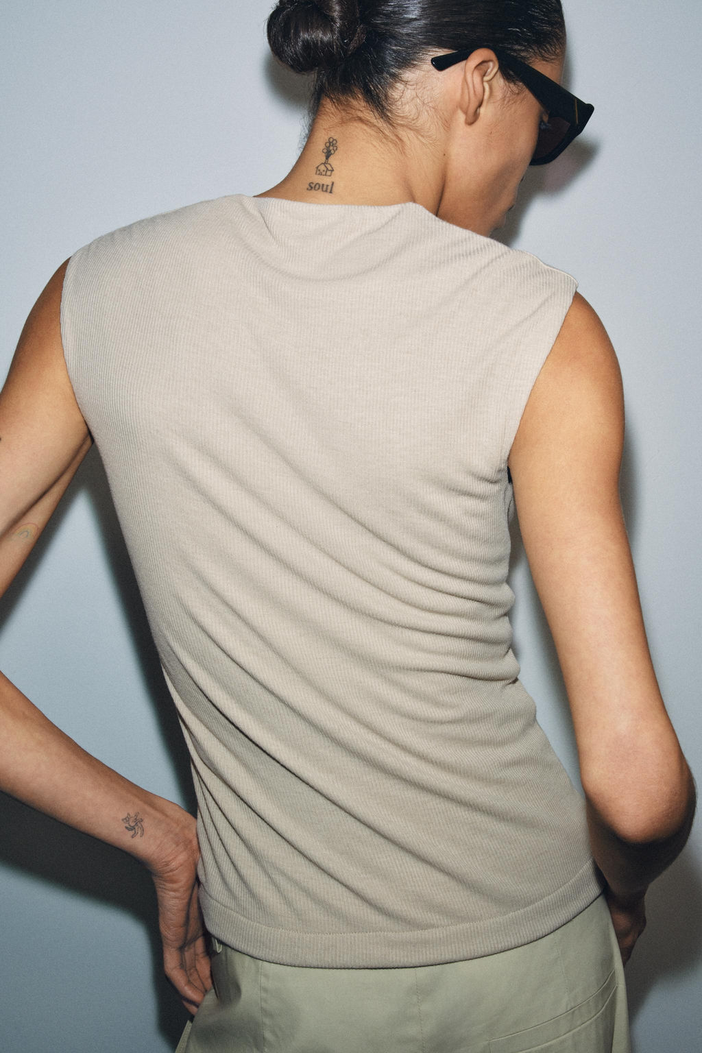 CAMISETA RIB ESCOTE PICO / Beige - Zara фото 3