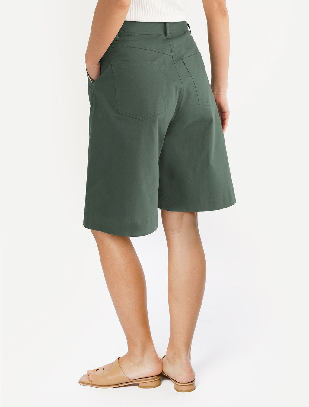 Шорты-бермуды с защипами