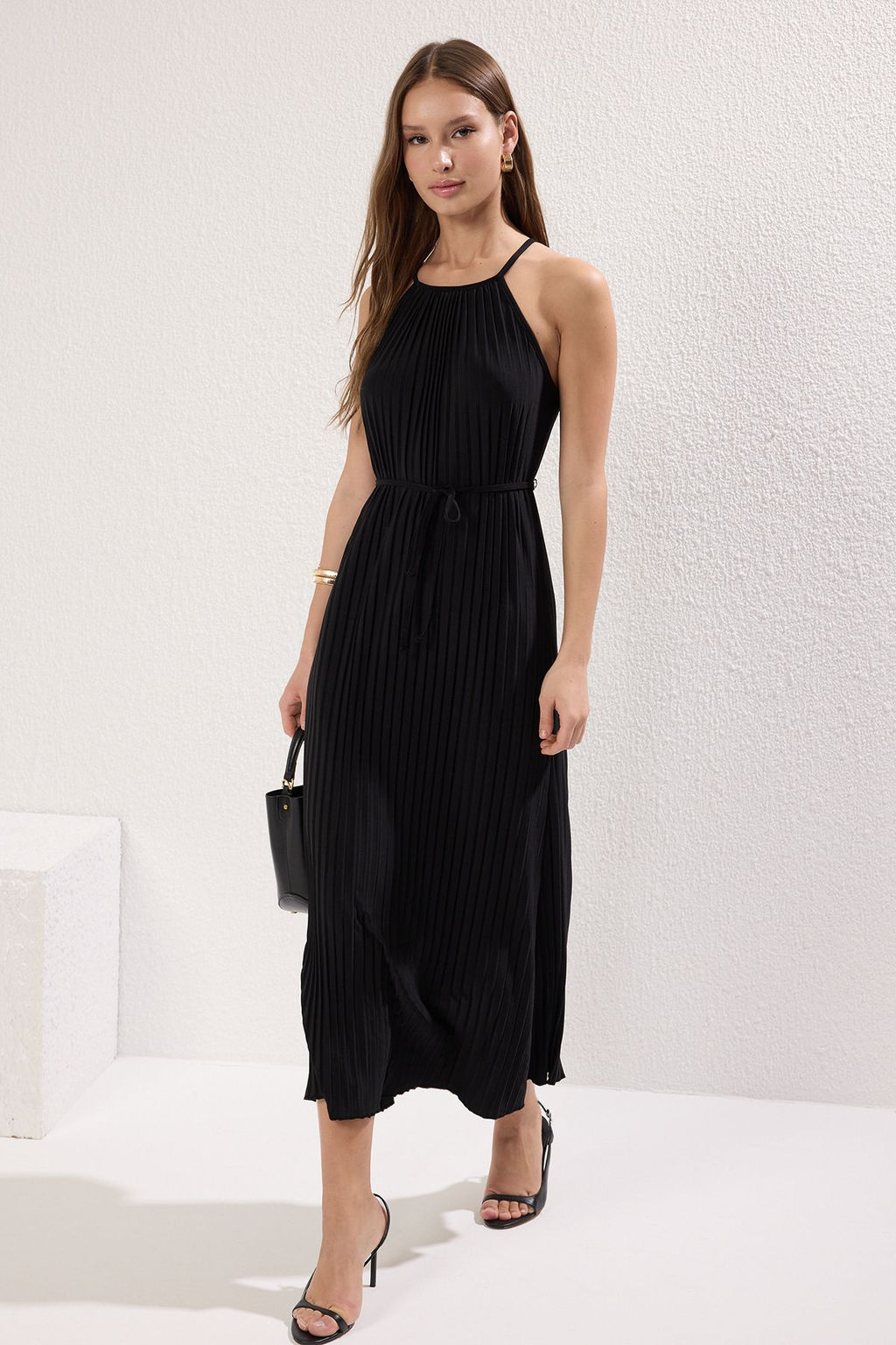 TRENDYOLMILLA Siyah Duz Maxi Dik Yaka Piliseli Skater/Belden Ac?lan Orme Elbise TWOSS25EL00513