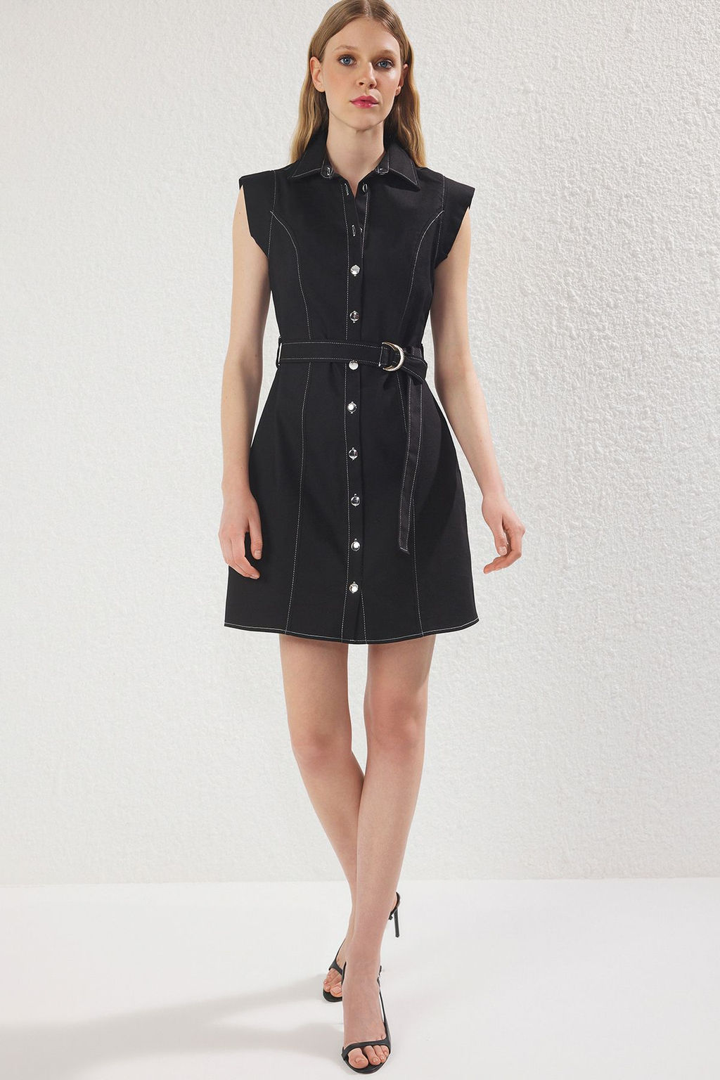 TRENDYOLMILLA Siyah Kemerli Duz Dugmeli Mini Dokuma Elbise TWOSS25EL00562