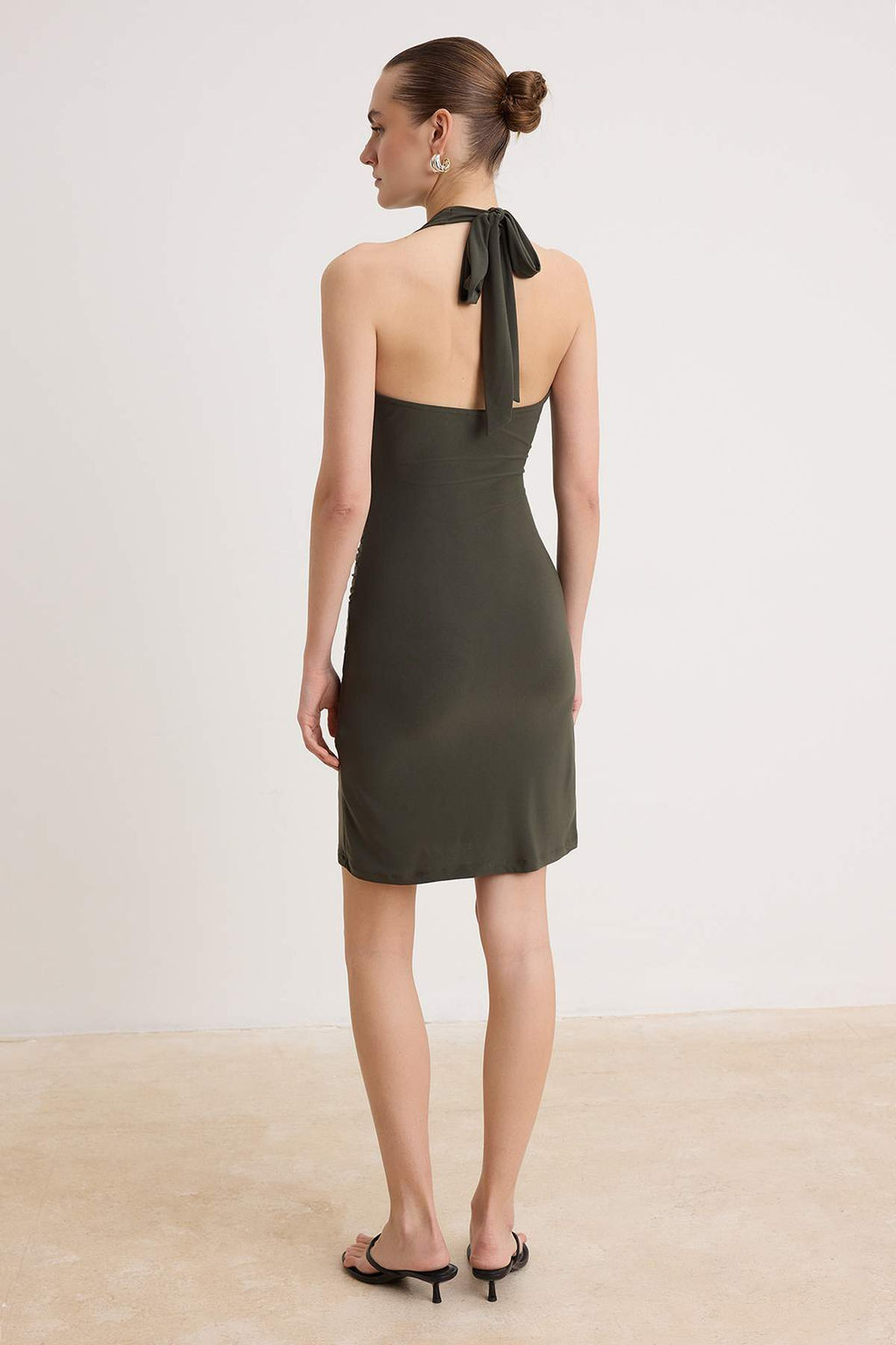 Haki Duz Bodycon Degaje Yaka Kolsuz Aksesuar Detayl? Midi Esnek Orme Elbise TWOSS26EL00363
