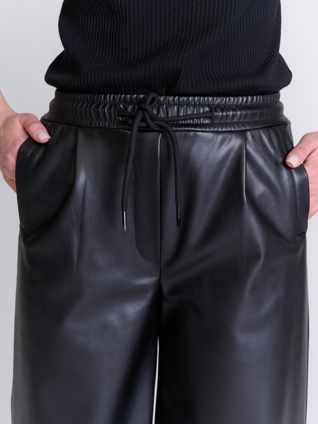 Широкие брюки из экокожи