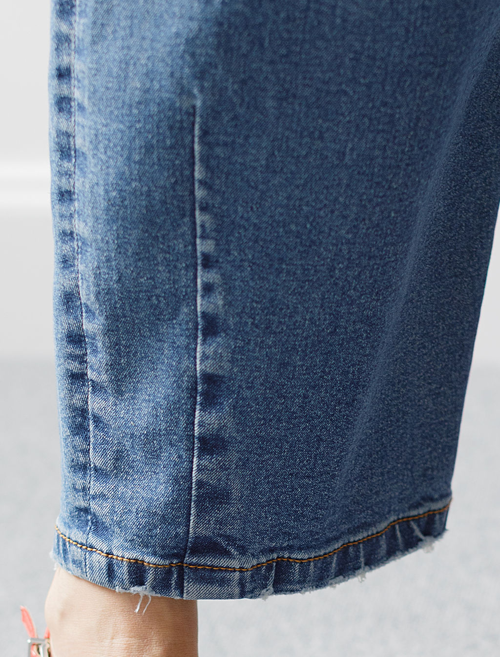 Джинсы Baggy с декоративной стиркой сз эластичного денима - Vilatte фото 3