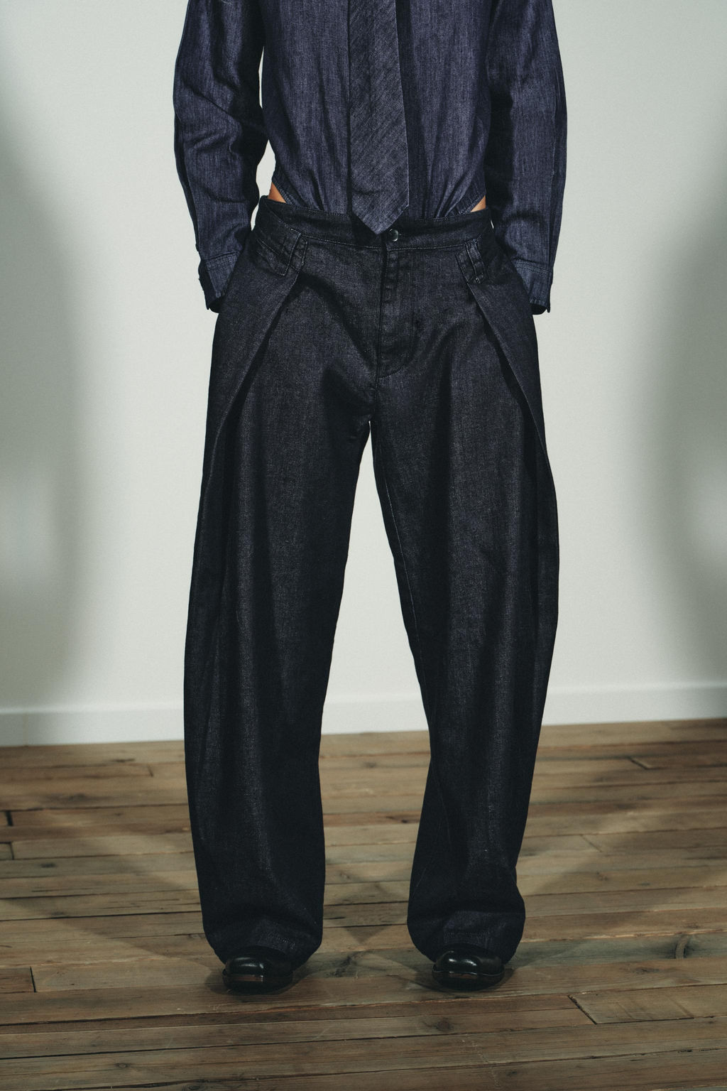 PLEATED DENIM-EFFECT TROUSERS - Zara фото 3