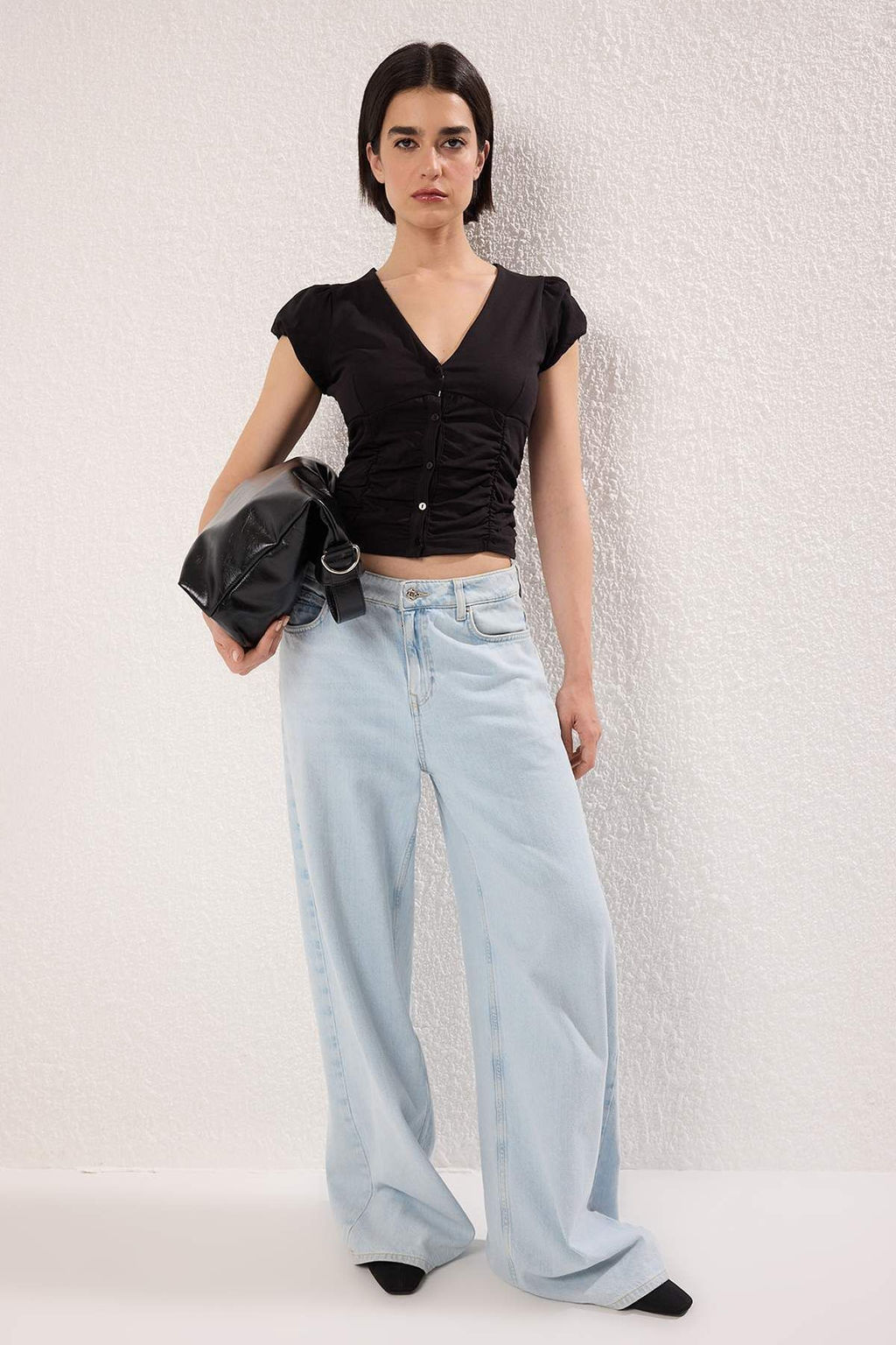 Trendyolmilla Siyah Pamuklu Buzgulu Dugmeli V Yaka Vucuda Oturan Super Esnek Orme Bluz TWOSS25BZ00563  фото 2