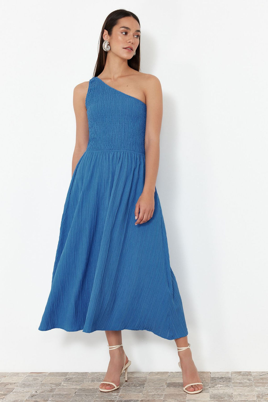 TRENDYOLMILLA Kahverengi Belden Ac?lan Ust Bedeni Gipeli Tek Omuz Midi Dokuma Elbise TWOSS23EL01830  фото 18