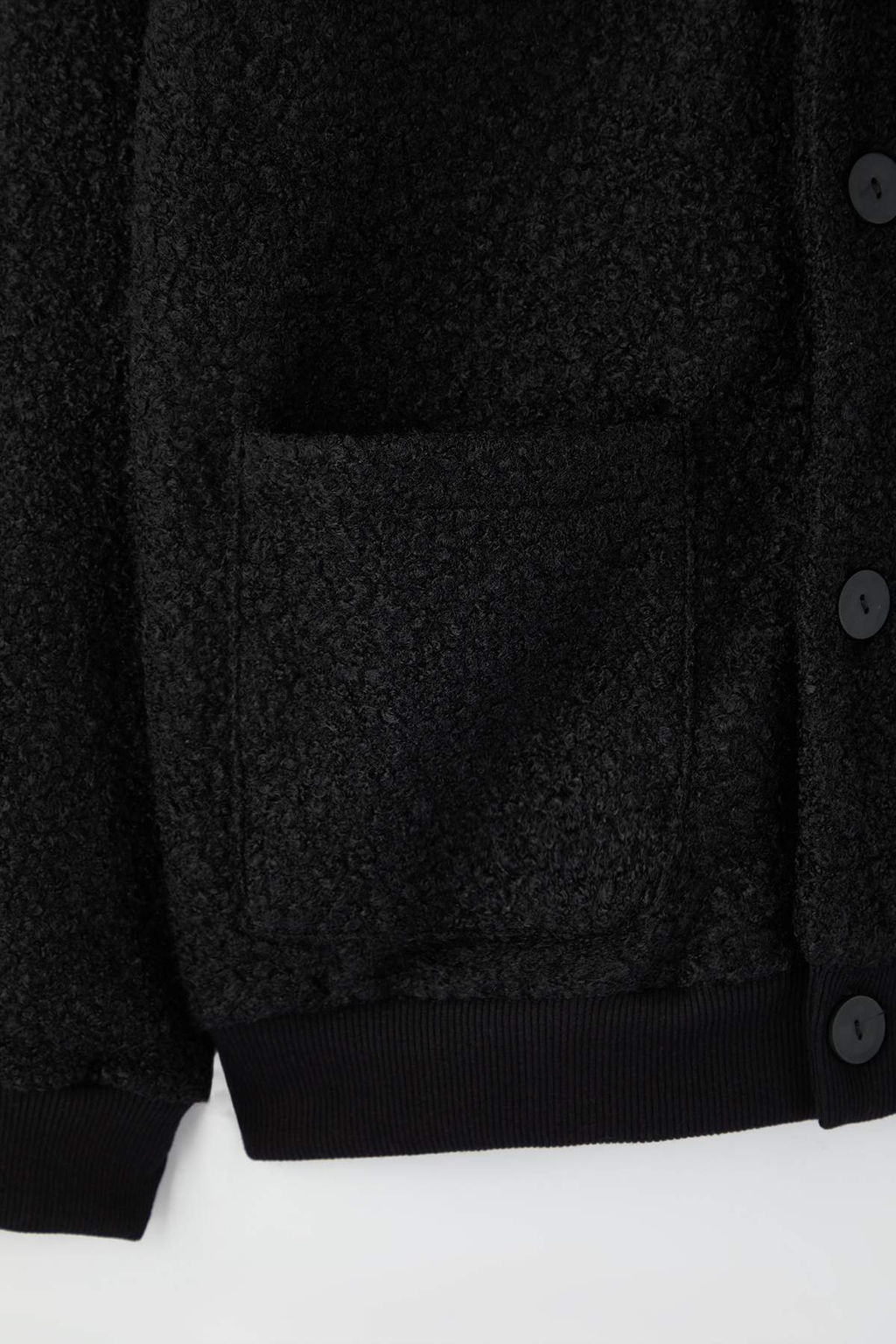 Siyah Oversize/Genis Kesim V Yaka Dugmeli Kal?n H?rka TMNAW26HI00004