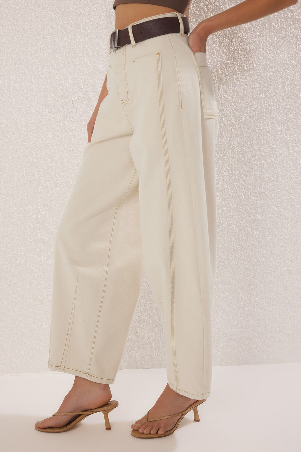 TRENDYOLMILLA Koyu Mavi Kahverengi Kemerli Dikis Detayl? Yuksek Bel Barrel Balon Jeans TWOSS25JE00182  фото 8