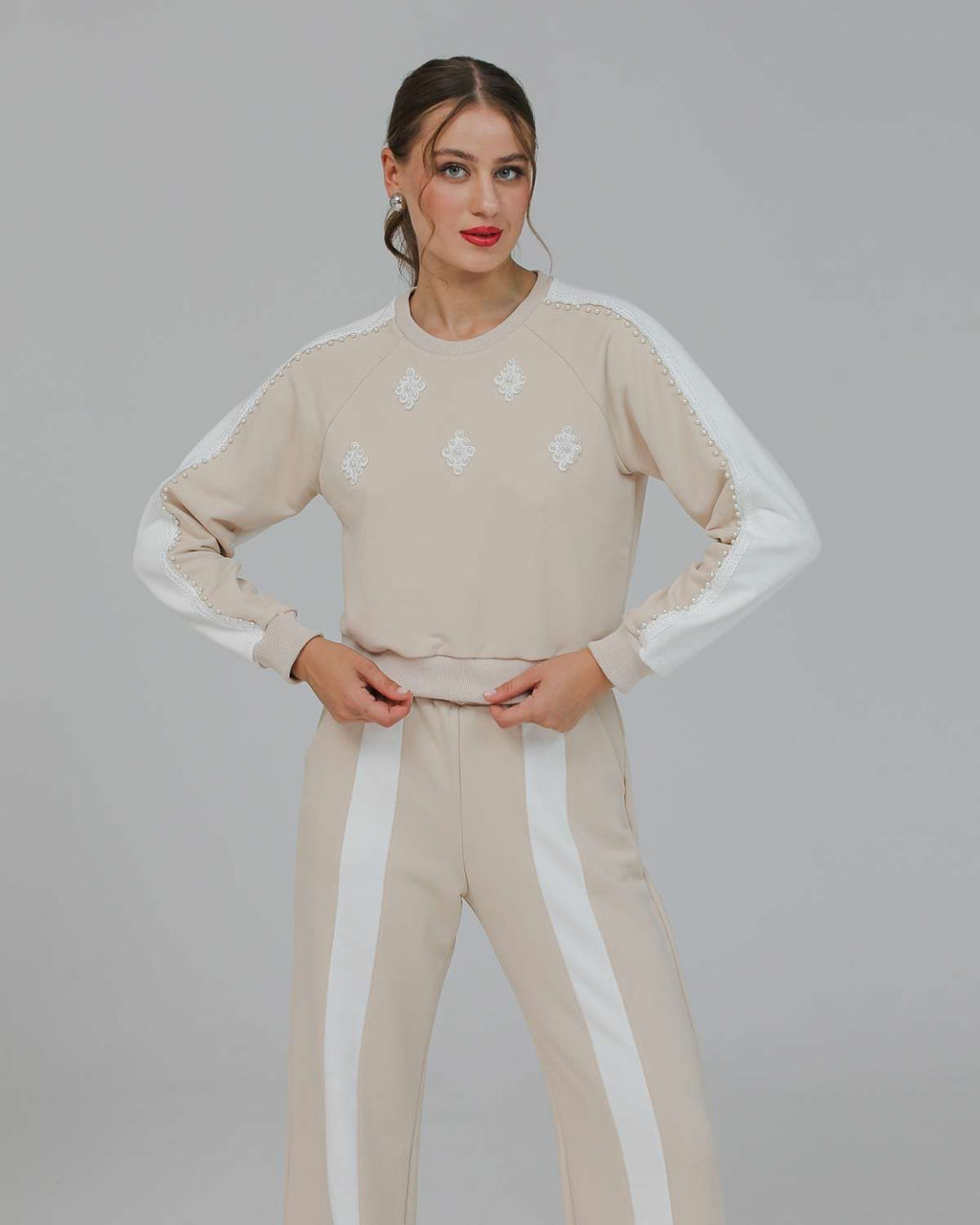 Свитшот укороченный с бусинами BSK001.