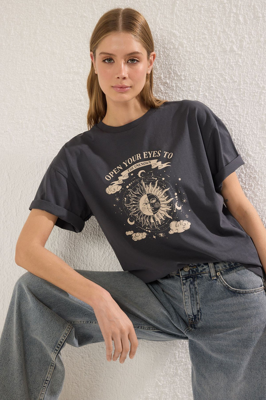 TRENDYOLMILLA Antrasit %100 Pamuk Oversize/Genis Kal?p Bask?l? Orme T-Shirt TWOSS25TS00148  фото 3