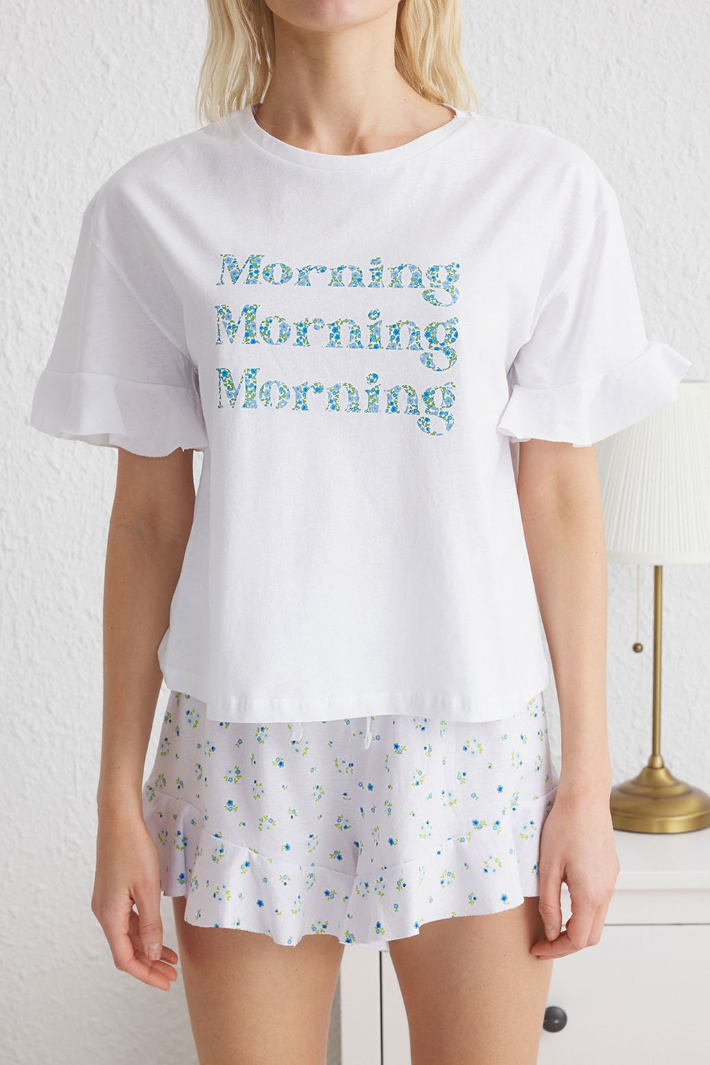 Trendyolmilla Beyaz-Cok Renkli %100 Pamuklu Cicekli ve Sloganl? Volanl? Sortlu Orme Pijama Tak?m? THMSS25PT00204  фото 9