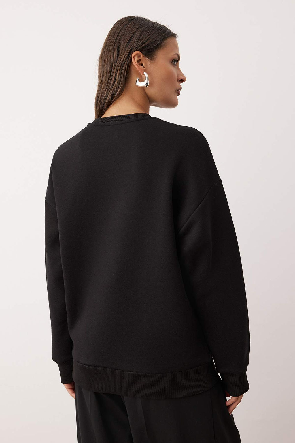 Siyah Oversize/Genis Kal?p Tas Islemeli Kal?n Ici Polarl? Orme Sweatshirt TWOAW26SW00067 - Trendyolmilla фото 7