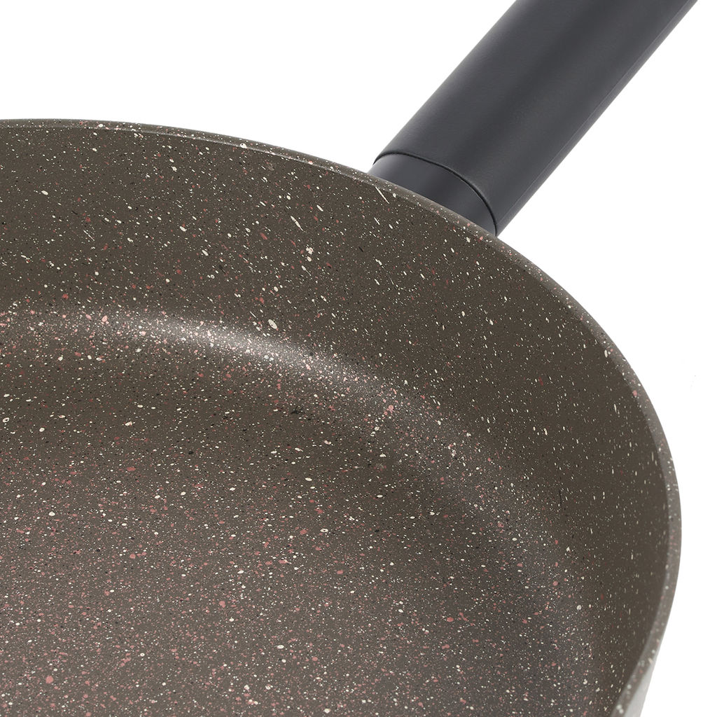 51448 WERNER Сковорода ORGANIC STONE STYLE 28x5,5 см с индукционным дном, с двухслойным антипригарным покрытием Pfluon, бакелитовая ручка с покрытием Soft Touch. Цвет: коричневый. Материал: прессованный алюминий. Толщина стенок и дна: 2,8 мм.  фото 5
