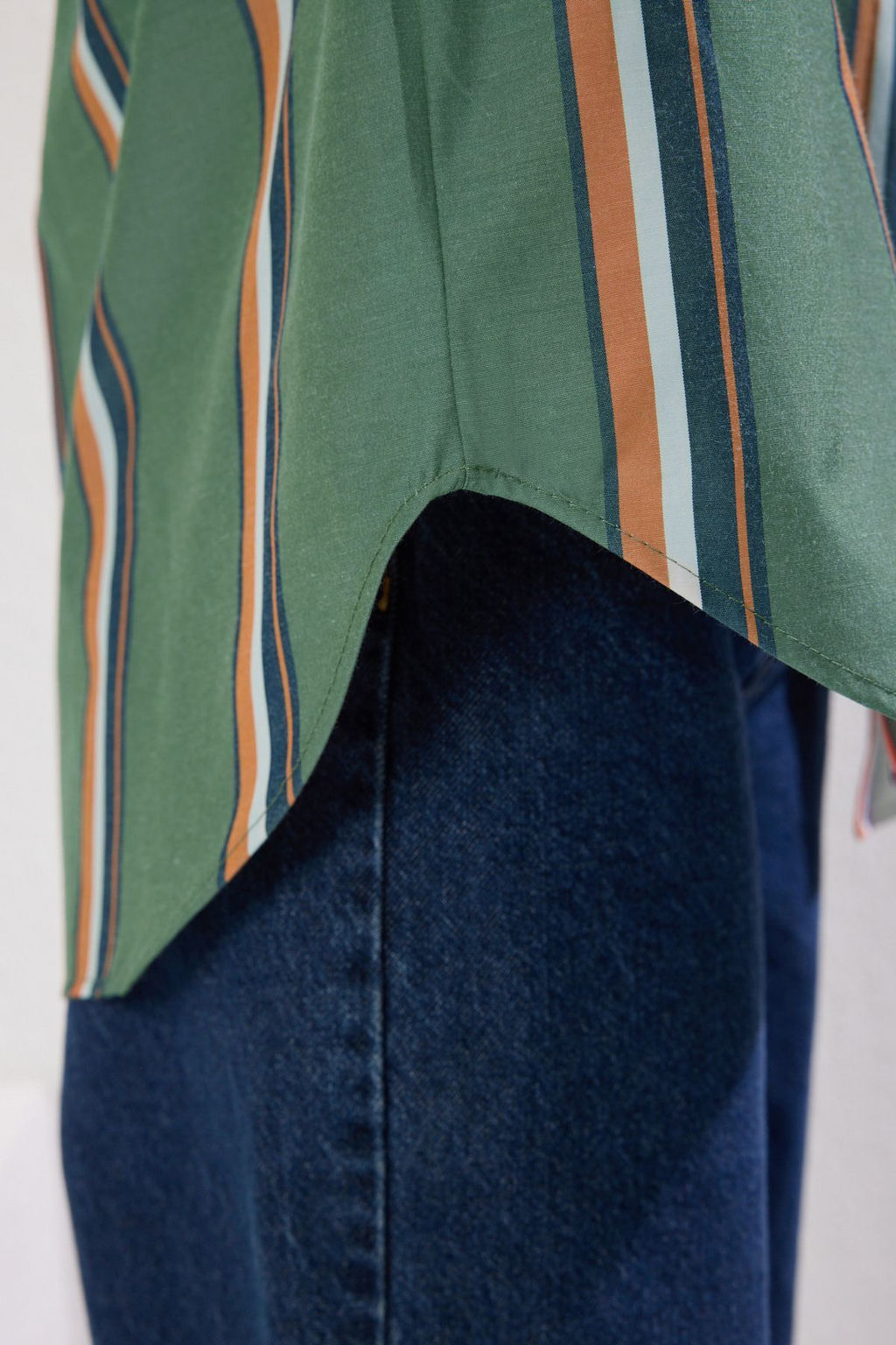 TRENDYOLMILLA Haki Cizgili Pamuklu Oversize Genis Kal?p Gomlek TWOSS25GO00112  фото 4