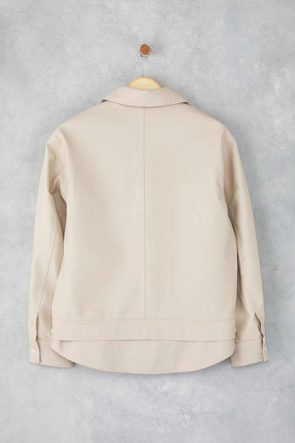 Ekru Oversize Kal?p Fonksiyonel Giyilebilir Suni Deri Ince Ceket Mont TWOAW26MO00068 - Trendyolmilla фото 2