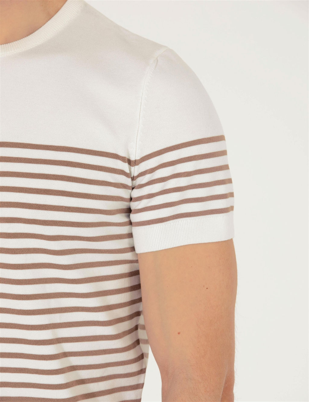 Ekru Slim Fit Bisiklet Yaka Triko Ti__rt