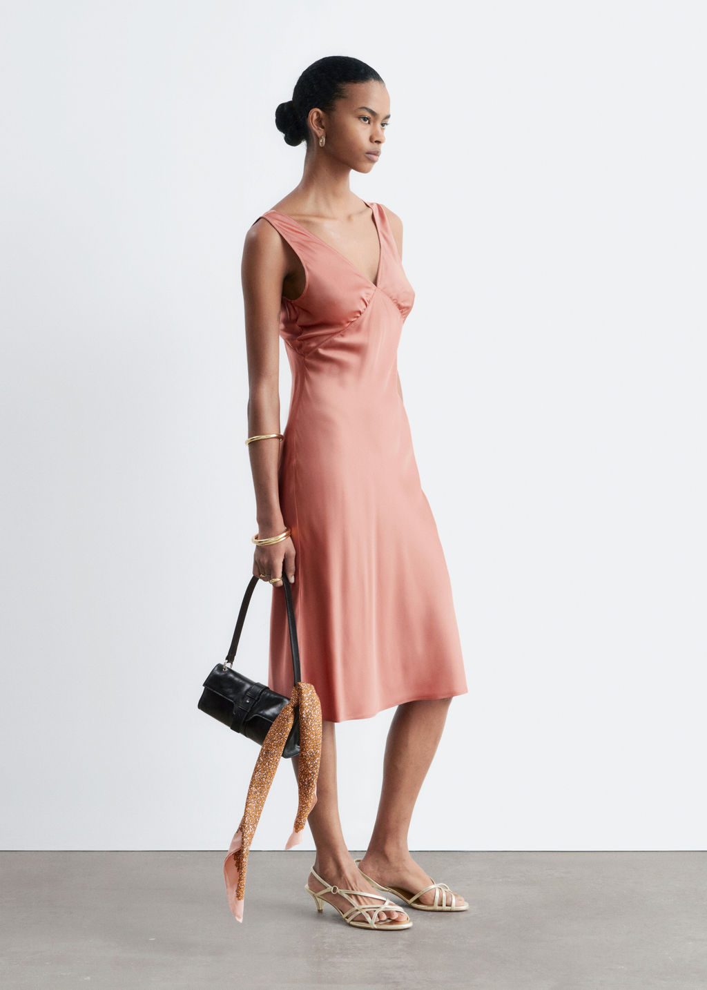 Vestido midi lencero con escote en pico - H&m фото 9