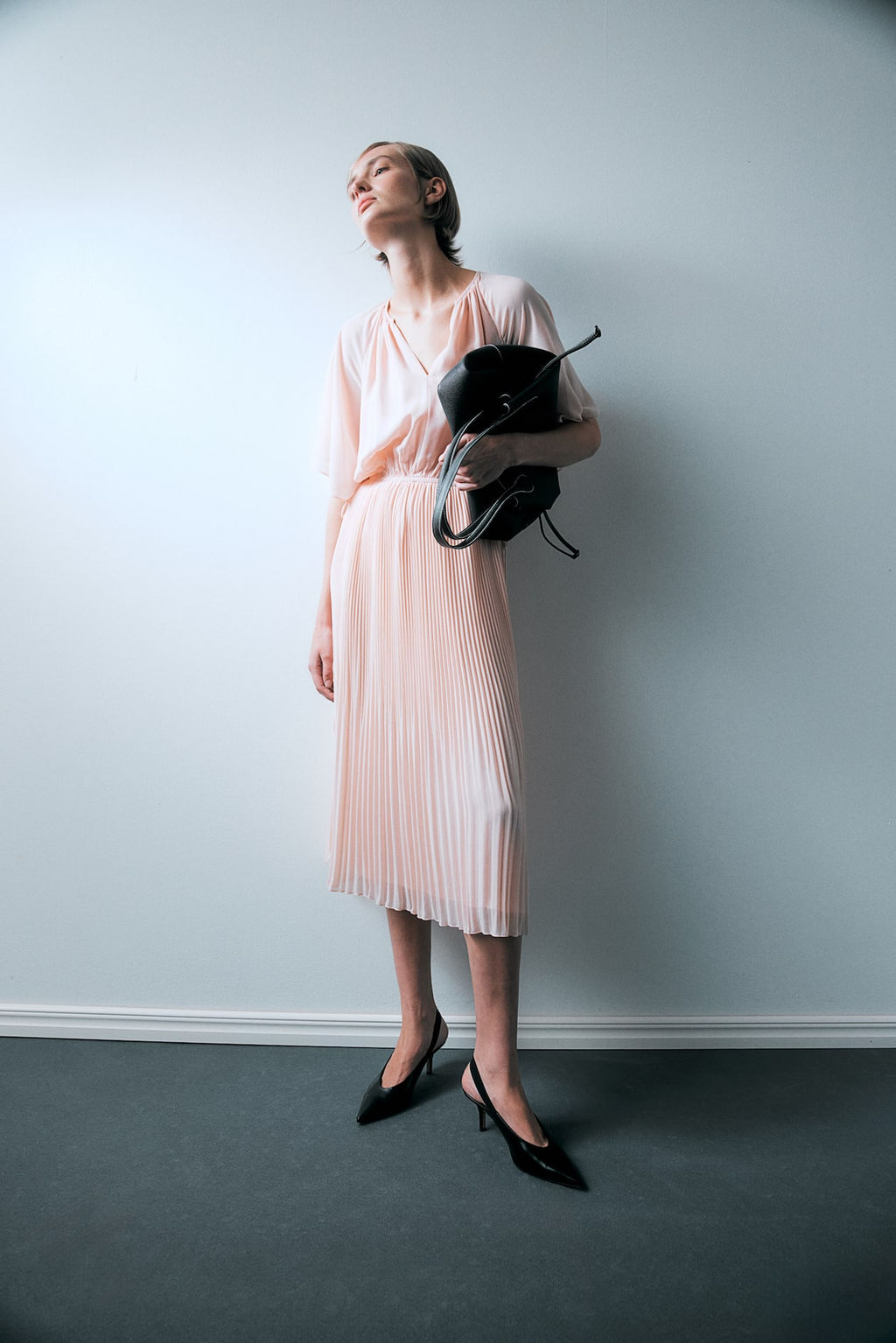 Vestido plisado con tiras decorativas