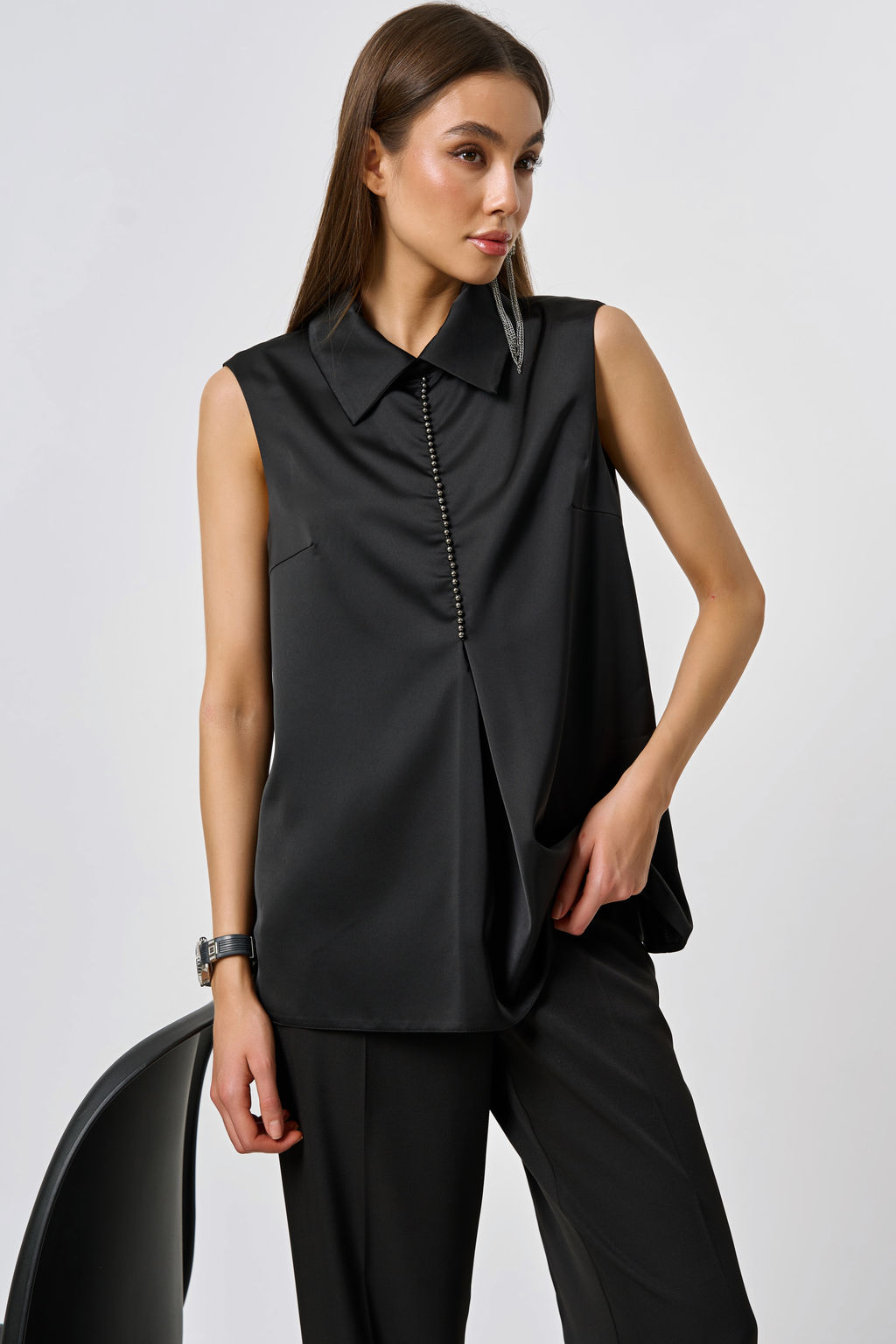 Блузка из атласа с воротником черная