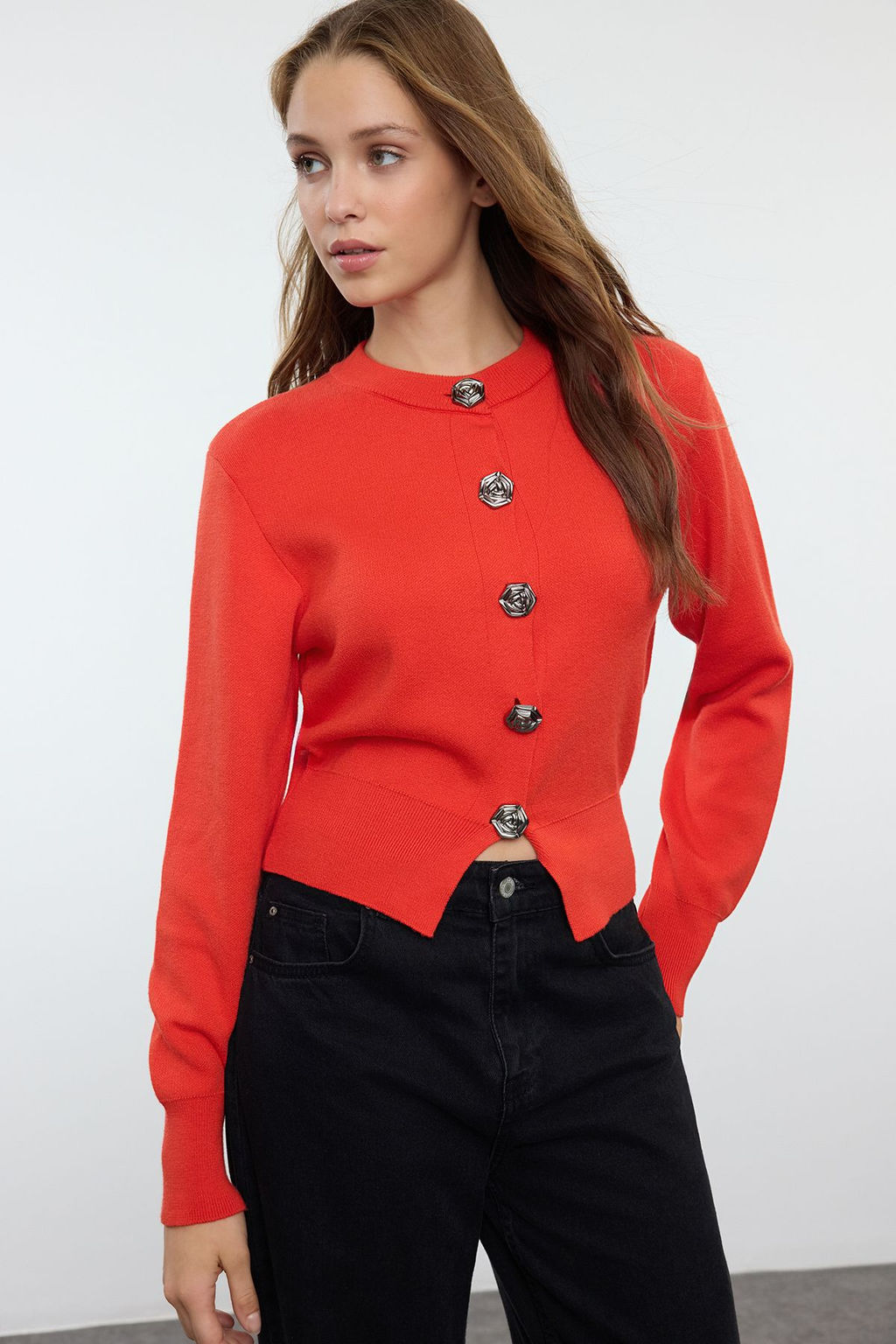 TRENDYOLMILLA Siyah Premium Iplik/Ozel Iplik Crop Gul Dugme Detayl? Ceket Gorunumlu Triko H?rka TWOAW25HI00110  фото 2