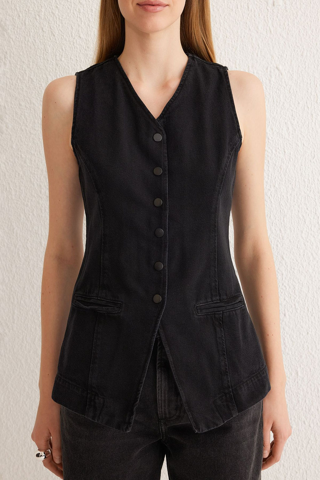 Trendyolmilla Siyah Dikis Detayl? Arkas? Kemer Tokal? Fitted/Vucuda Oturan Denim Yelek TWOSS25YE00022  фото 3